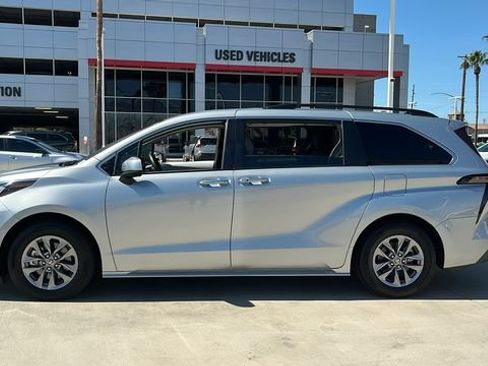 Used 2025 Toyota Sienna XLE FWD image 3