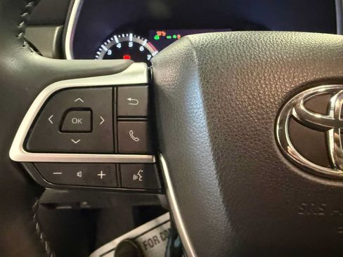 Used 2023 Toyota Highlander XLE AWD/4WD image 30