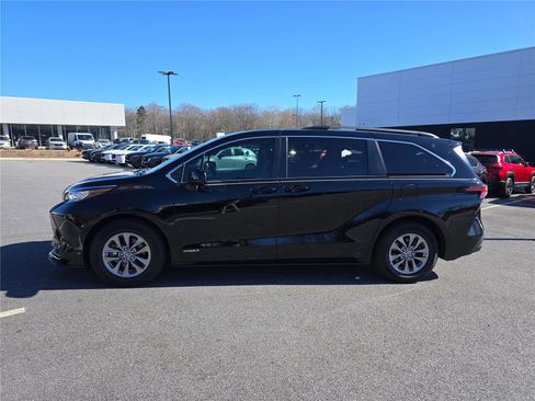 Used 2021 Toyota Sienna LE image 7