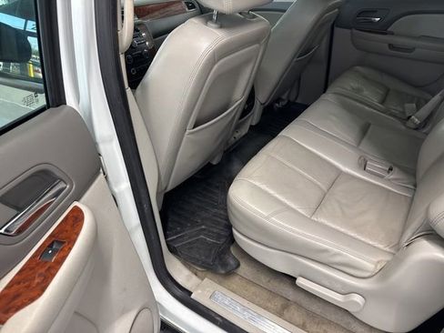 Used 2008 Chevrolet Suburban LT w/ LT Preferred Equipment Group AWD/4WD image 18