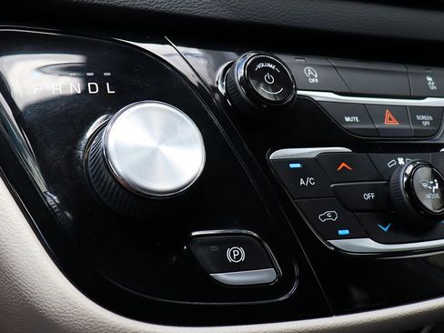 Used 2022 Chrysler Voyager LX FWD image 53
