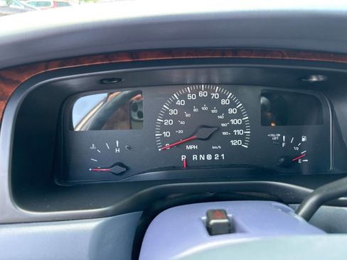 Used 2000 Lincoln Town Car Signature image 24