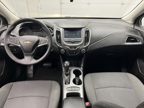Used 2018 Chevrolet Cruze LT w/ Convenience Package image 4