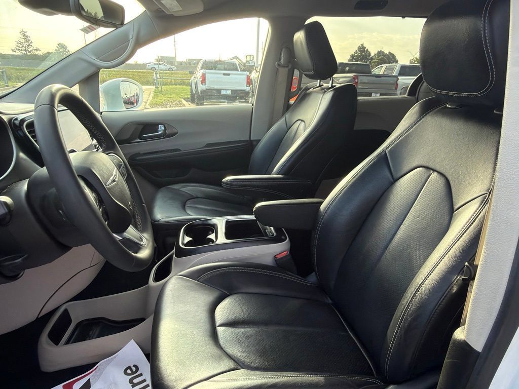 Used 2022 Chrysler Pacifica Touring-L FWD image 19