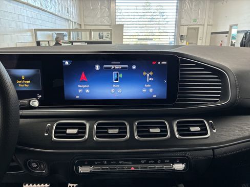 New 2025 Mercedes-Benz GLS 580 4MATIC image 9