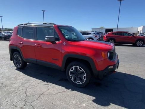 Used 2017 Jeep Renegade Trailhawk AWD/4WD image 2
