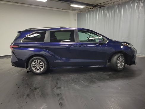 Used 2022 Toyota Sienna LE image 9