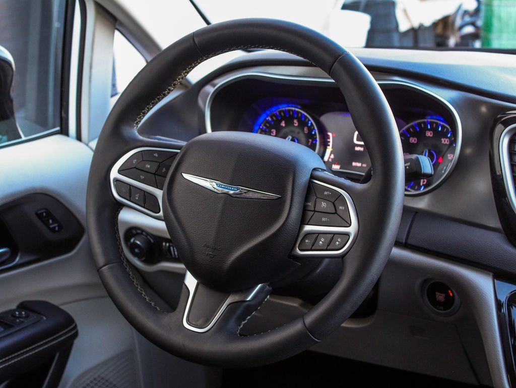 Used 2024 Chrysler Pacifica Touring-L FWD image 39