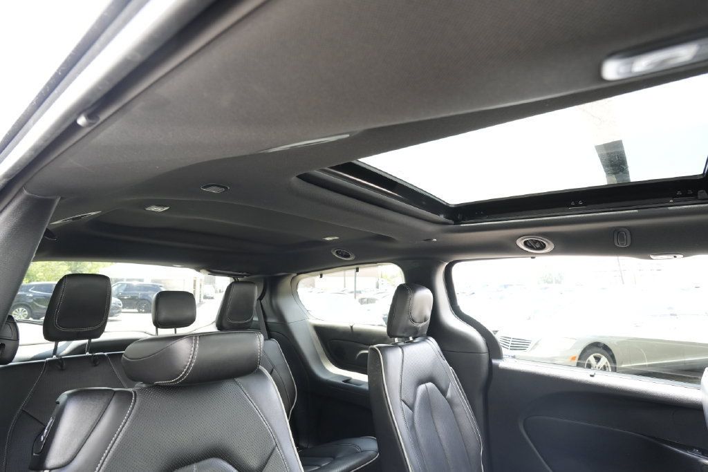 Used 2025 Chrysler Pacifica Limited FWD image 29