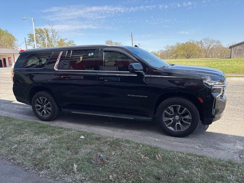 Used 2022 Chevrolet Suburban LT w/ LT Signature Package image 7