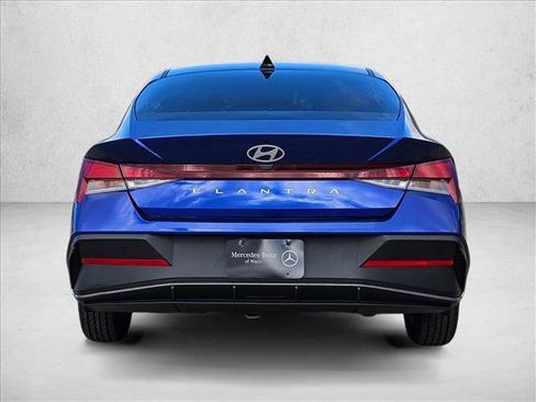 Used 2024 Hyundai Elantra SE FWD image 7