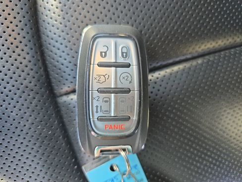 Used 2025 Chrysler Pacifica Limited FWD image 38