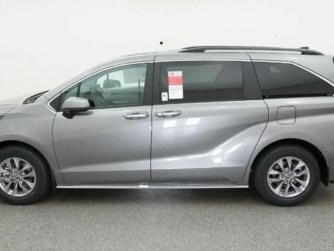 New 2026 Toyota Sienna XLE image 3