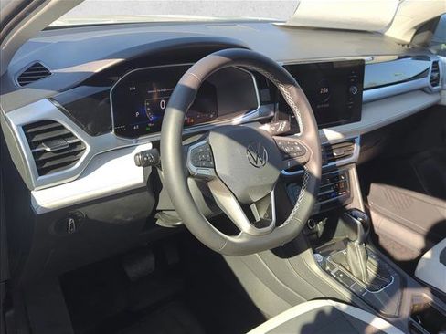New 2026 Volkswagen Taos SE image 6