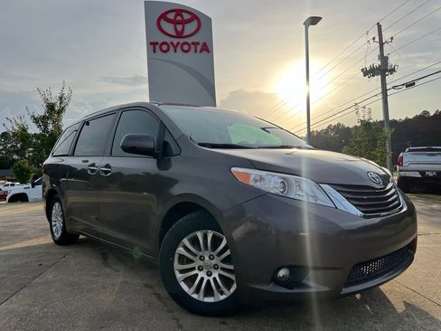 Used 2017 Toyota Sienna XLE image 1