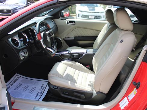 Used 2010 Ford Mustang Convertible image 17