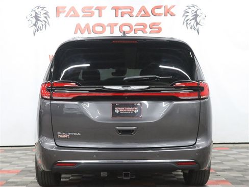 Used 2022 Chrysler Pacifica Touring-L FWD image 5