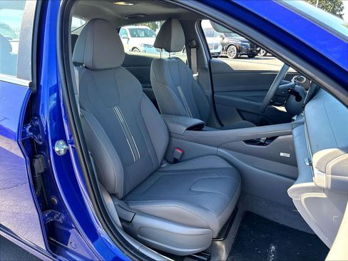 Used 2025 Hyundai Elantra SEL FWD image 29