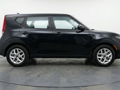 Used 2025 Kia Soul LX w/ LX Technology Package FWD image 11