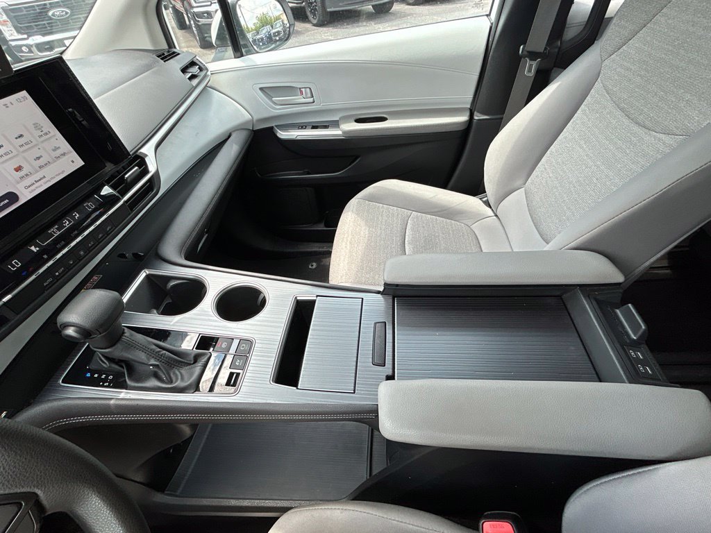 Used 2025 Toyota Sienna LE AWD/4WD image 35