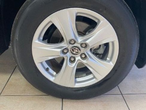 Used 2021 Toyota RAV4 XLE w/ Convenience Package image 32