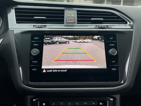 Used 2021 Volkswagen Tiguan SE w/ Panoramic Sunroof Package image 26