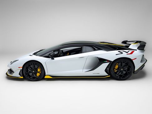 Used 2021 Lamborghini Aventador SVJ AWD/4WD image 10