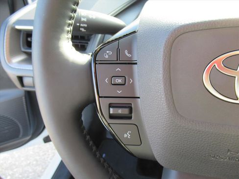 Used 2025 Toyota Prius XLE image 17