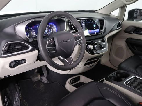 Used 2023 Chrysler Pacifica Touring-L image 25