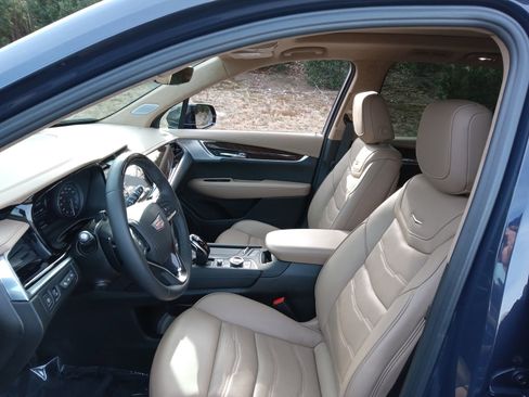 Used 2025 Cadillac XT6 Premium Luxury w/ Platinum Package image 9