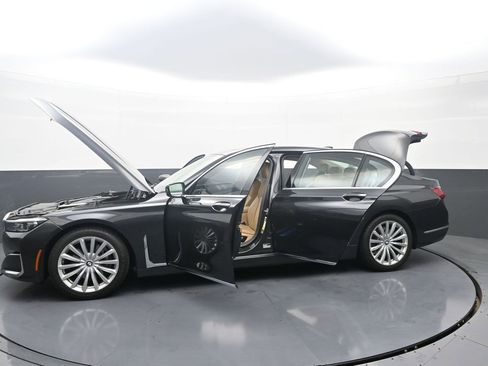 Used 2022 BMW 740i xDrive w/ Premium Package image 40