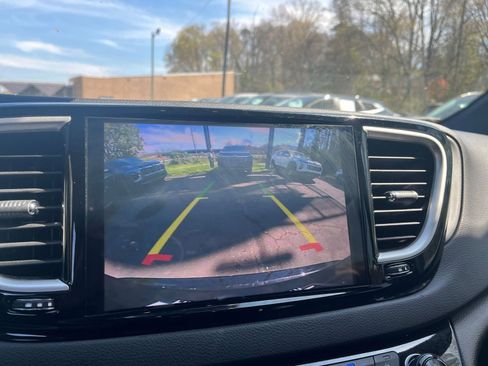 Used 2025 Chrysler Pacifica Select image 23