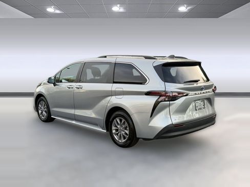 Used 2025 Toyota Sienna XLE FWD image 3