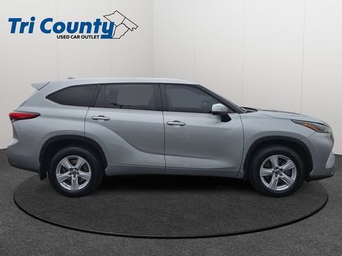 Used 2021 Toyota Highlander LE AWD/4WD image 9