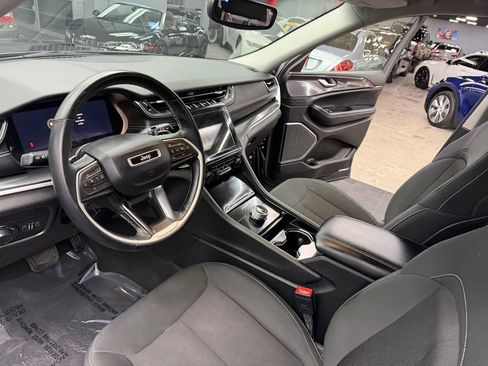 Used 2022 Jeep Grand Cherokee Laredo w/ Luxury Tech Group I RWD image 32