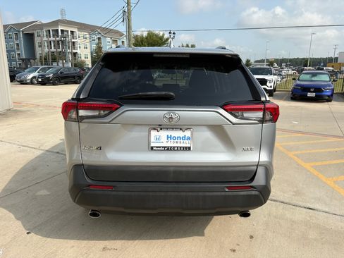 Used 2020 Toyota RAV4 XLE w/ Convenience Package FWD image 7