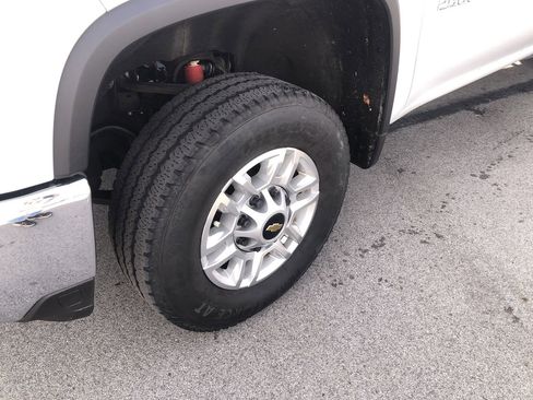 Used 2024 Chevrolet Silverado 2500 LT w/ Convenience Package image 2