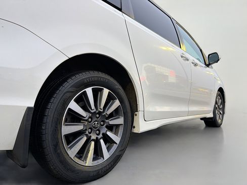 Used 2018 Toyota Sienna Limited Premium image 7