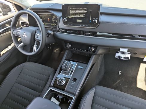 Used 2025 Mitsubishi Outlander 4WD Plug-In Hybrid image 36