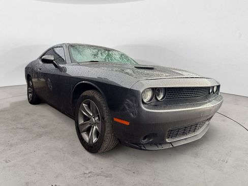 Used 2016 Dodge Challenger SXT image 4