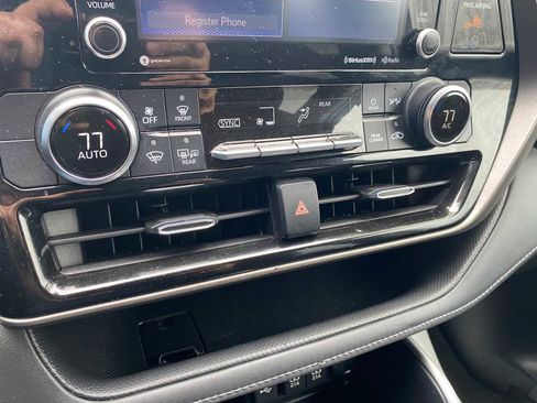 Used 2020 Toyota Highlander LE image 23