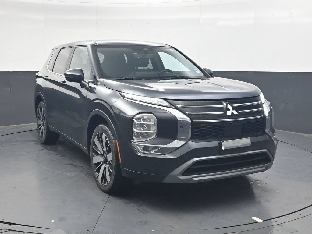 Used 2025 Mitsubishi Outlander SE FWD image 2