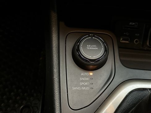 Used 2015 Jeep Cherokee Latitude w/ Cold Weather Group AWD/4WD image 31