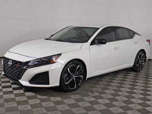 Used 2023 Nissan Altima 2.5 SR FWD image 5
