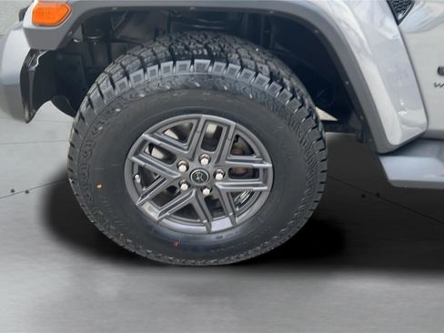 Used 2019 Jeep Wrangler Unlimited Sahara image 16