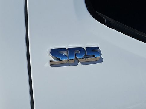 Used 2020 Toyota Tacoma SR5 w/ SR5 Appearance Package (SM) image 8