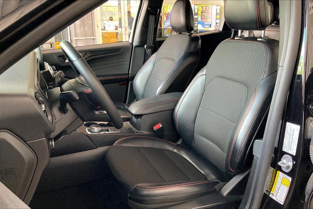 Used 2025 Ford Escape ST-Line Select AWD/4WD image 3