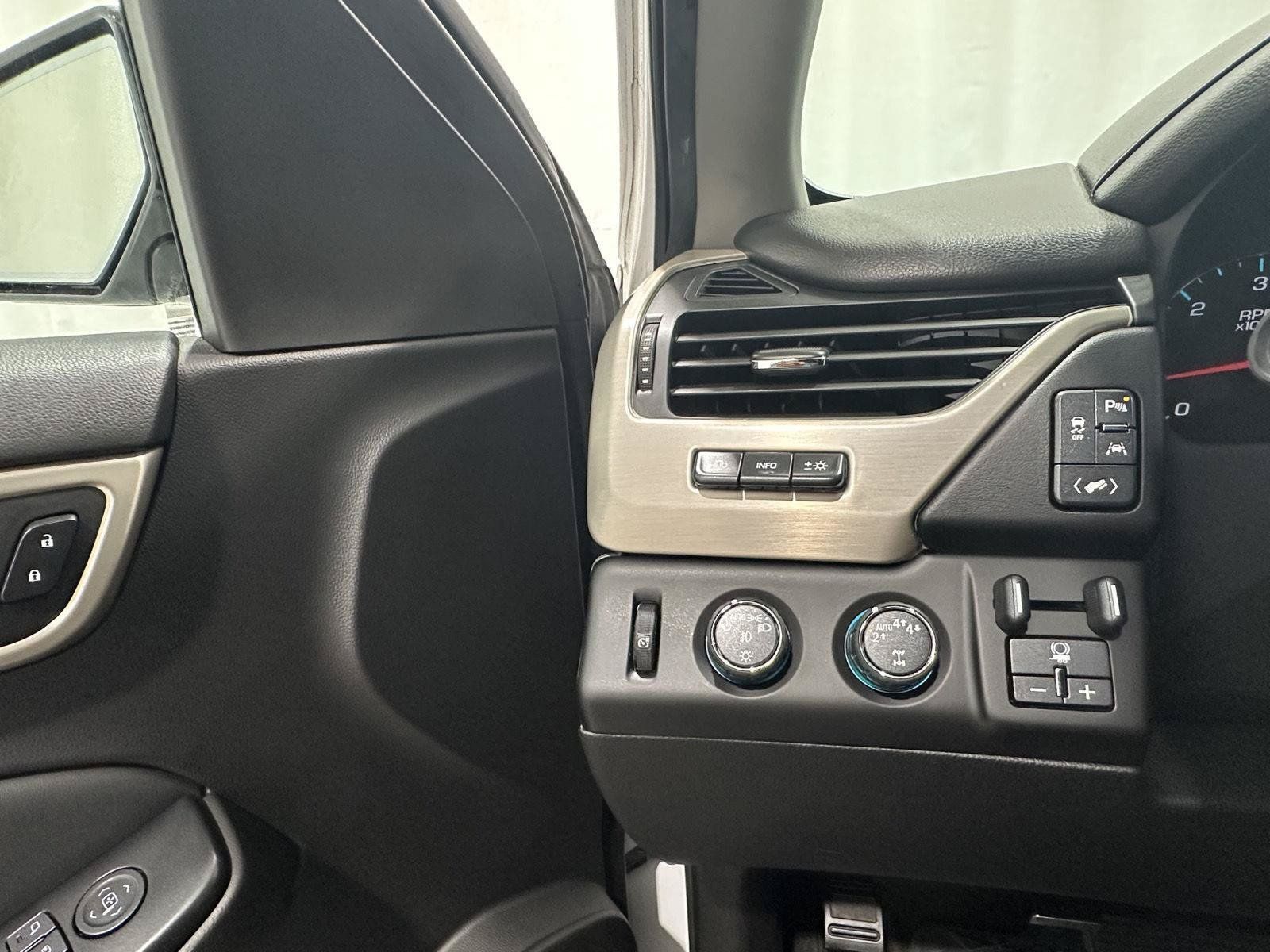 Used 2017 GMC Yukon Denali AWD/4WD image 16