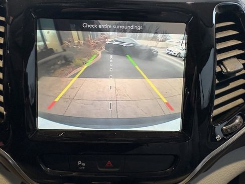 Used 2019 Jeep Cherokee Limited image 18