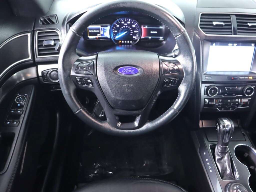Used 2018 Ford Explorer XLT w/ Equipment Group 202A AWD/4WD image 33